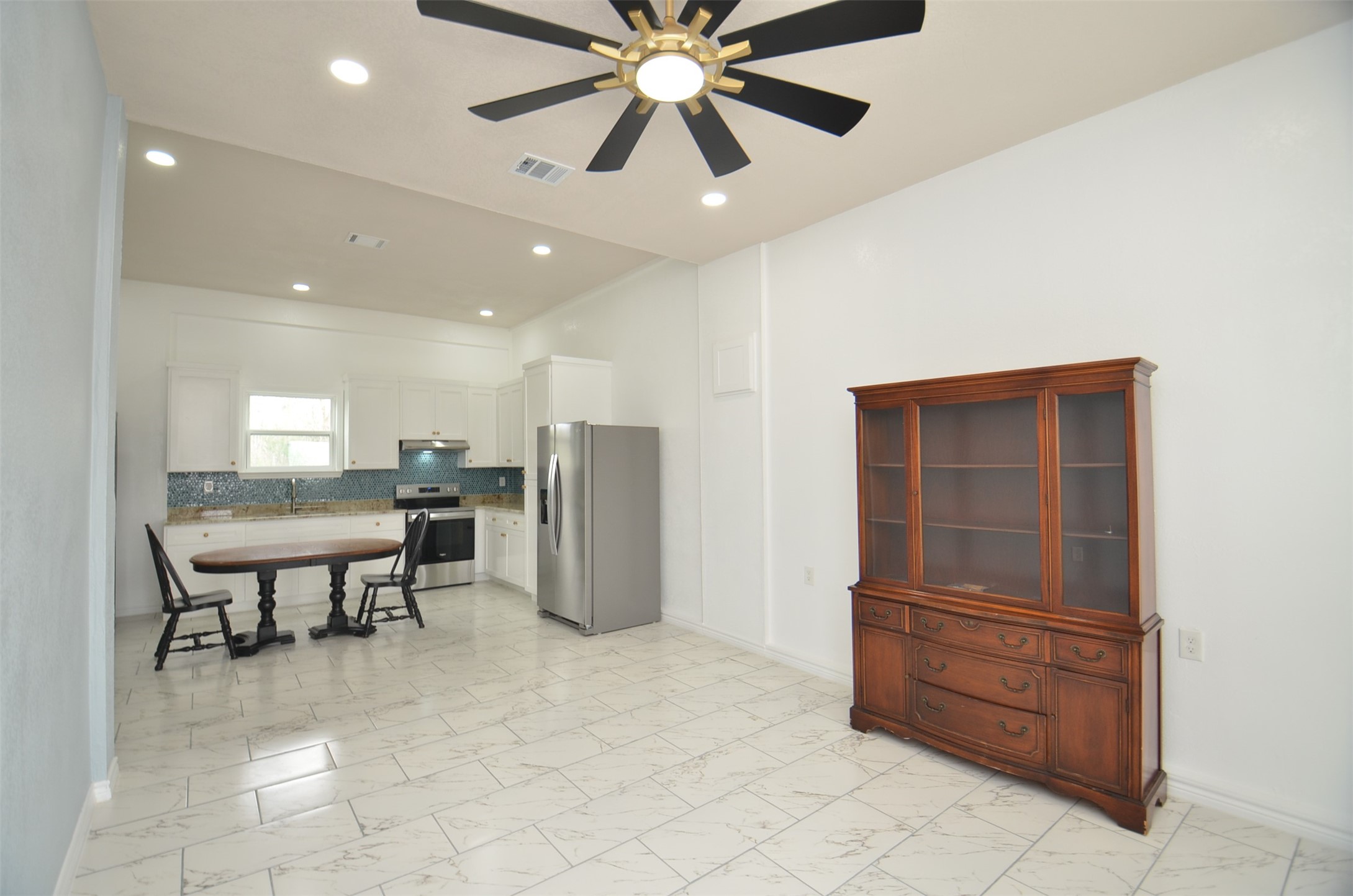 2002 West Airline County Road 55 Rosharon, TX 77583 - Photo 8 of 23 a view of a livingroom with furniture