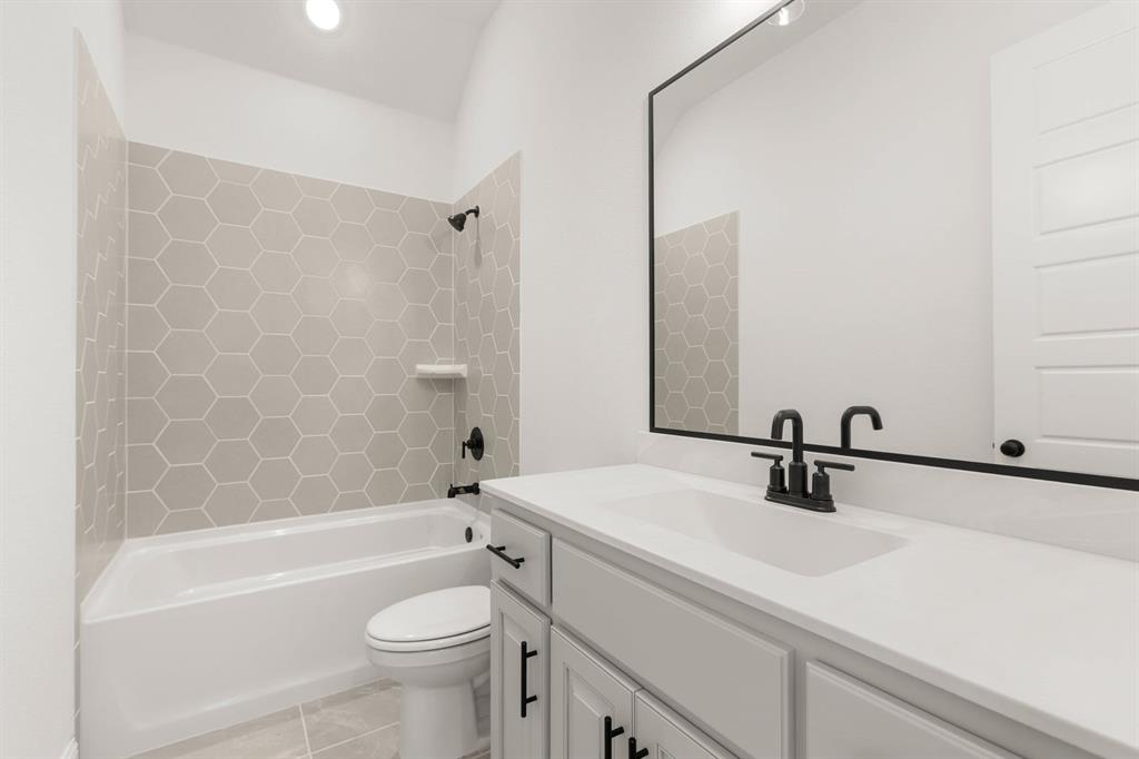 230 Cordillera Lane Red Oak, TX 75154 - Photo 21 of 27 230 Cordillera-Bathroom-2