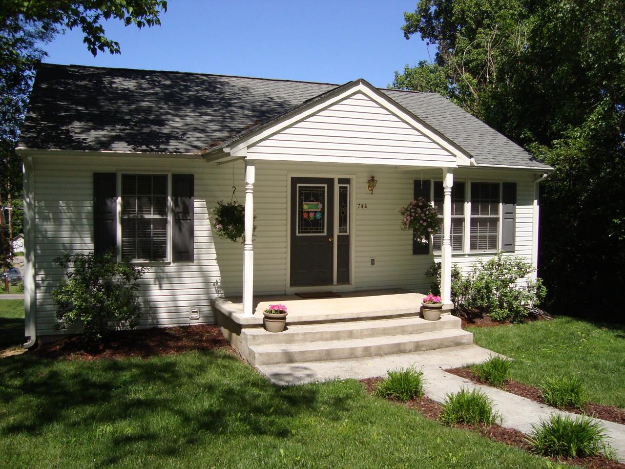 744 Riverland Road Southeast Roanoke, VA 24014 - Photo 1 of 4 Front View