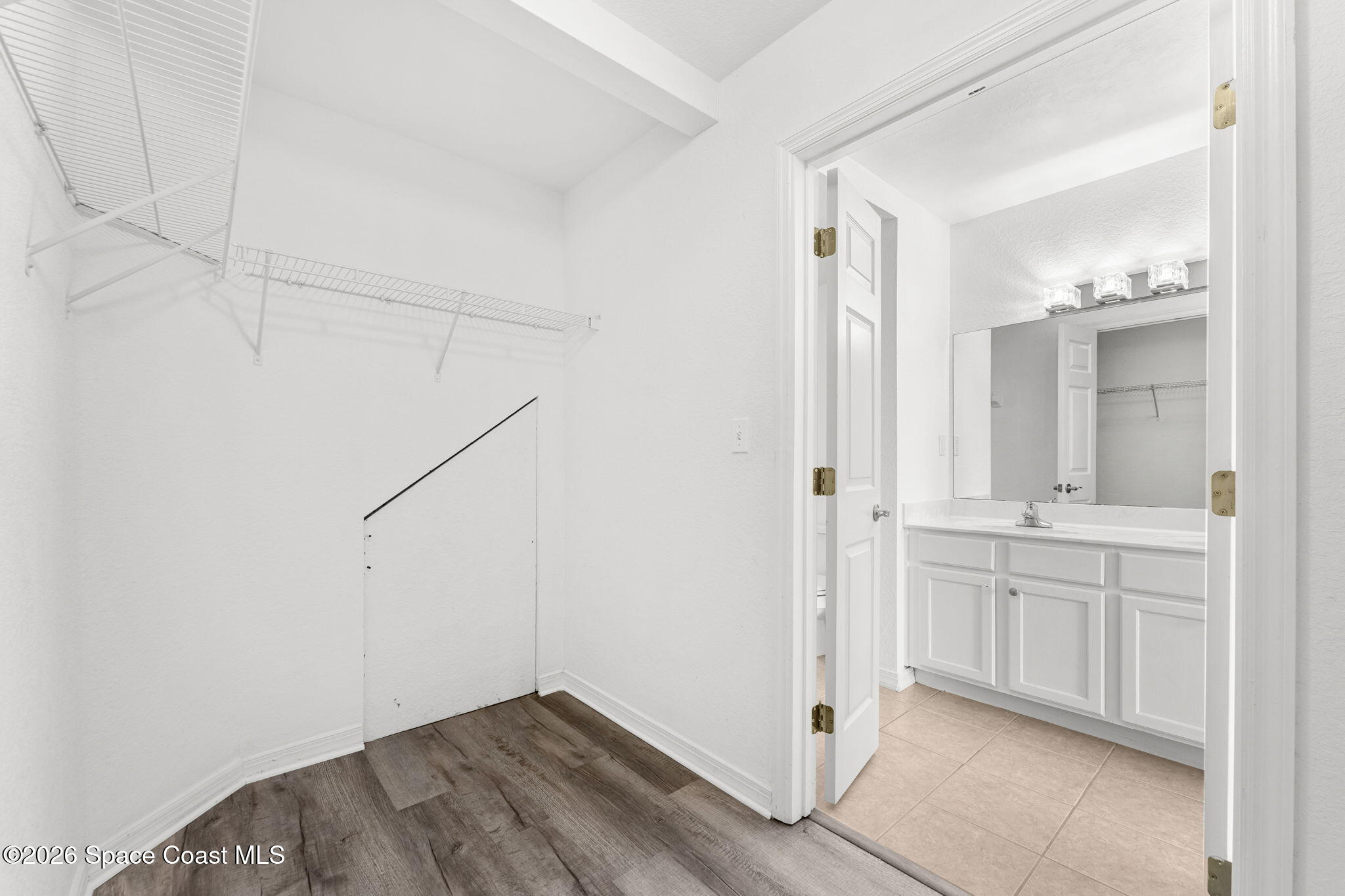 110 Turpial Way, Unit 106 Melbourne, FL 32901 - Photo 24 of 50 a view of a bathroom with mirror