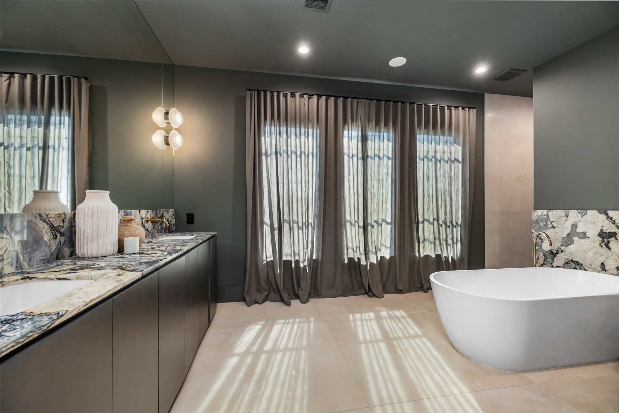 419 West 30th Street Houston, TX 77018 - Photo 23 of 45 a large spacious bathroom with a large tub and shower