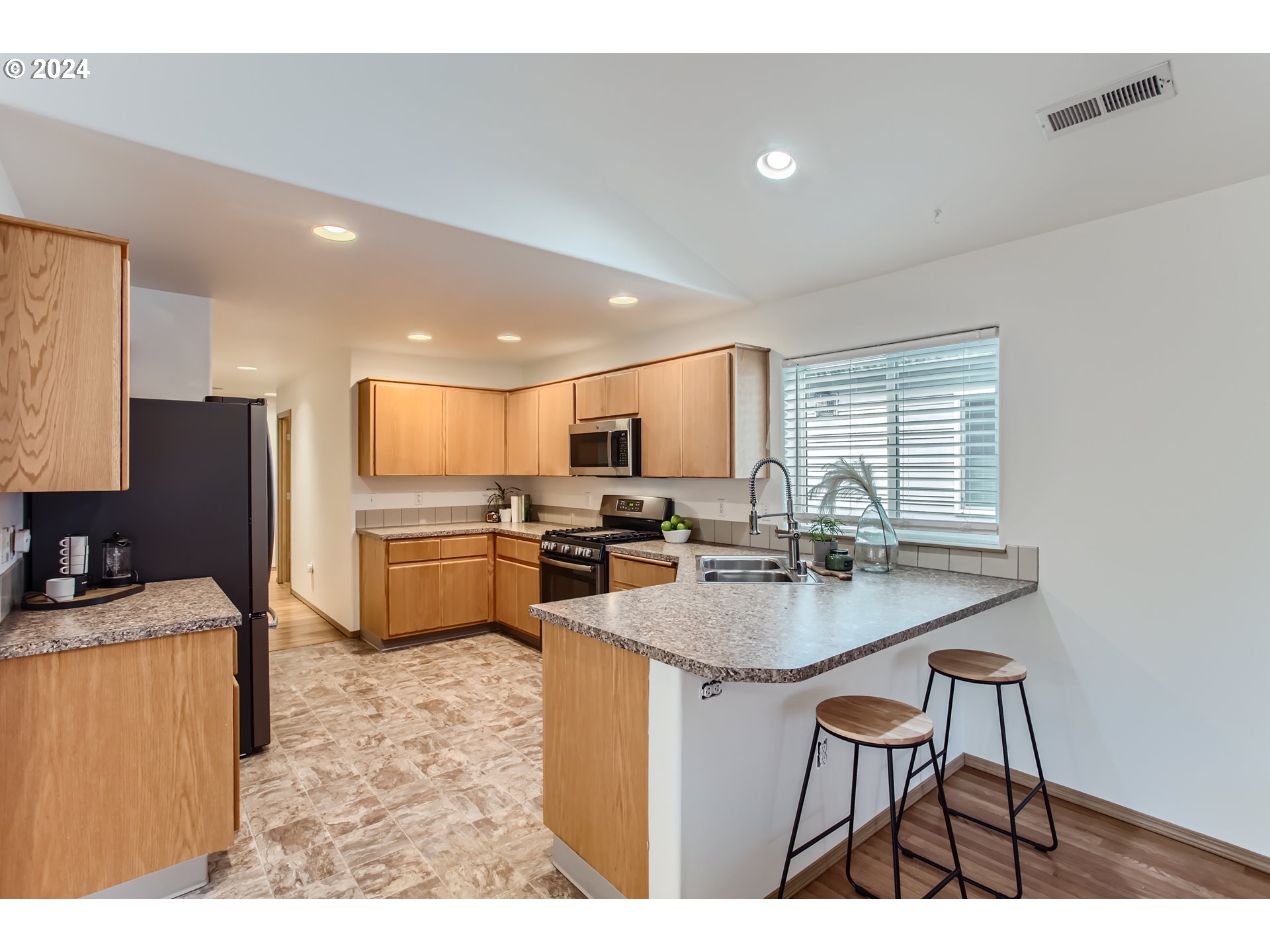 902 Southeast Rasmussen Boulevard Battle Ground, WA 98604 - Photo 13 of 34 Kitchen