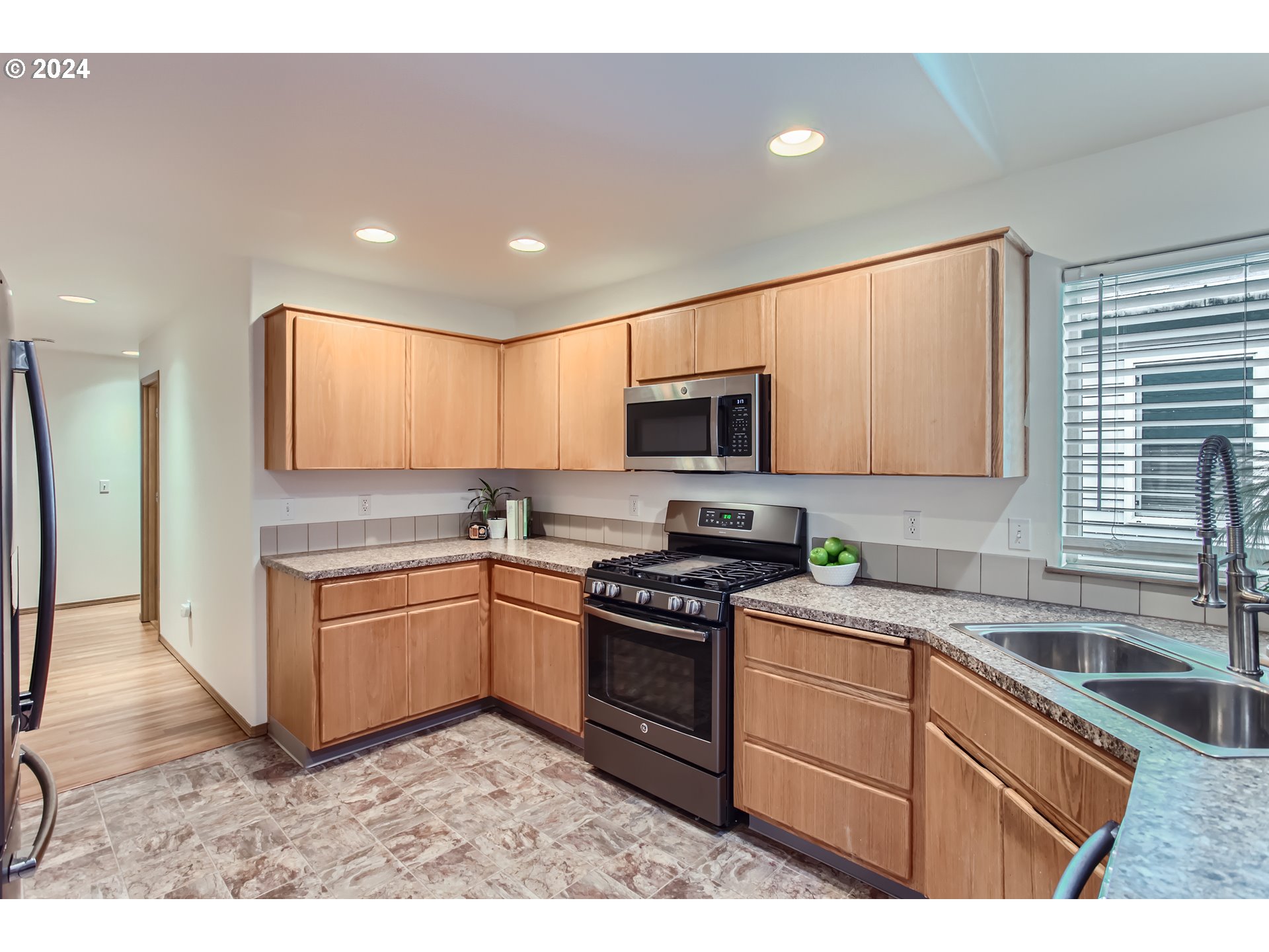 902 Southeast Rasmussen Boulevard Battle Ground, WA 98604 - Photo 14 of 34 Kitchen