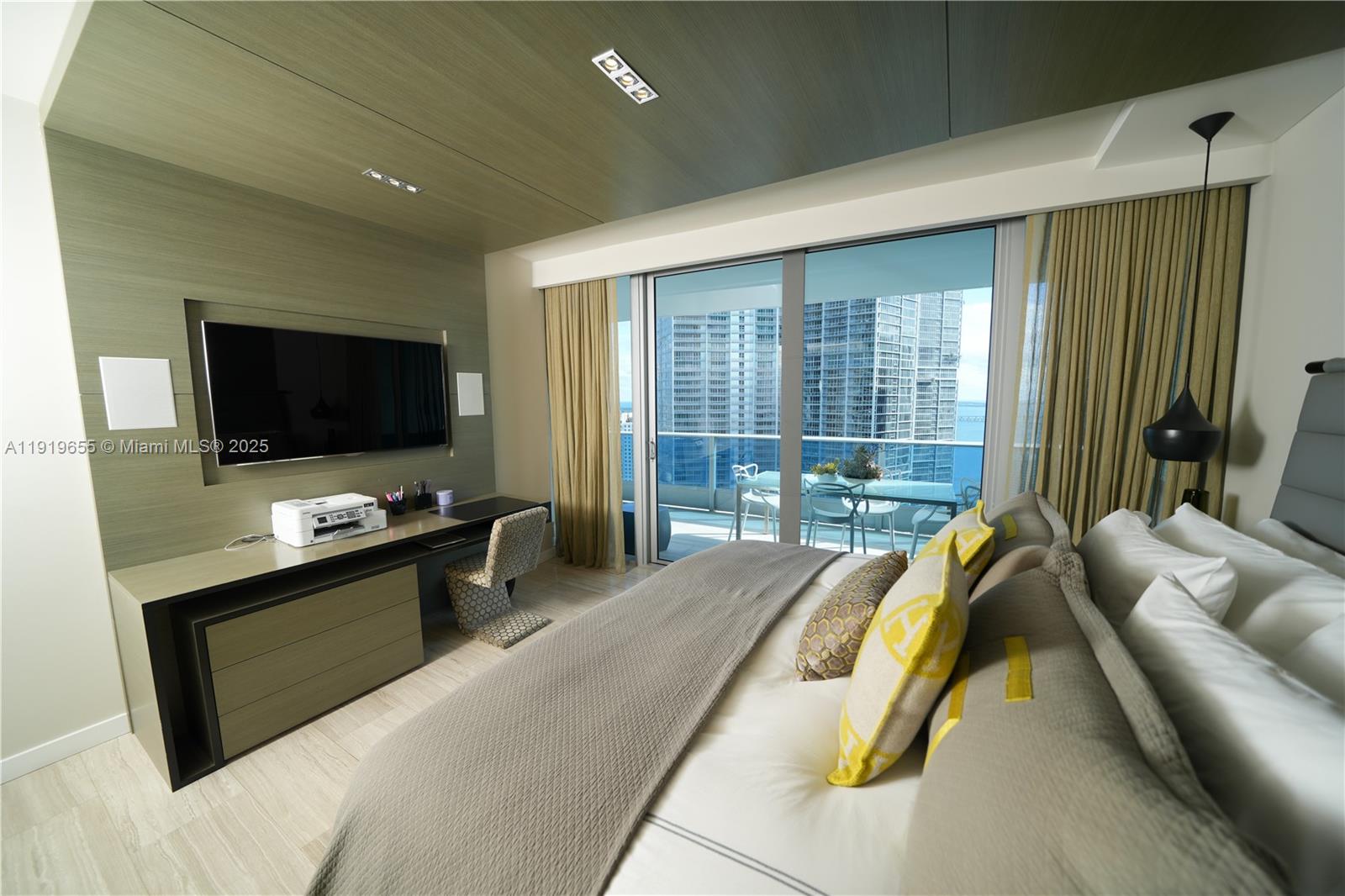 200 Biscayne Blvd Way, Unit 3906 Miami, FL 33131 - Photo 15 of 26 a living room with a flat screen tv and a couch