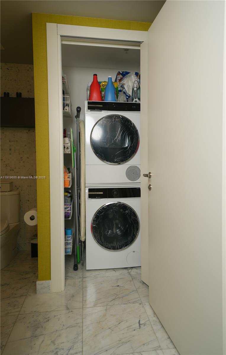 200 Biscayne Blvd Way, Unit 3906 Miami, FL 33131 - Photo 21 of 26 a utility room with dryer and washer