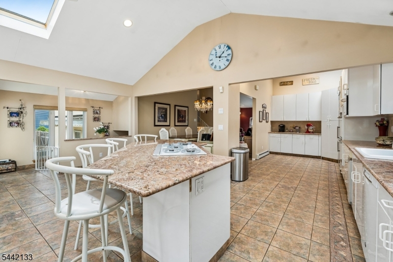 359 Meisel Avenue Springfield, NJ 07081 - Photo 4 of 31