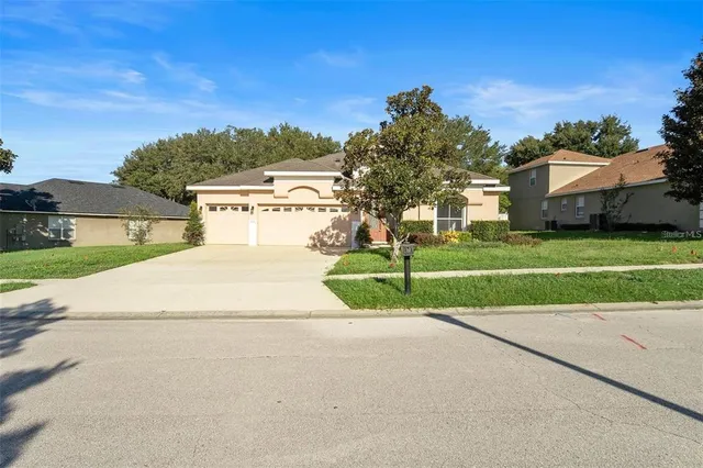 a view of a house with a yard