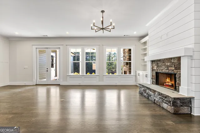 a kitchen that has a lot of cabinets in it