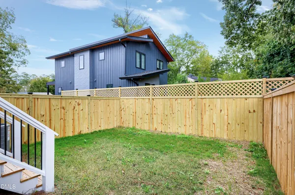 a view of a house with backyard