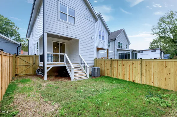 a view of front of a house with a yard