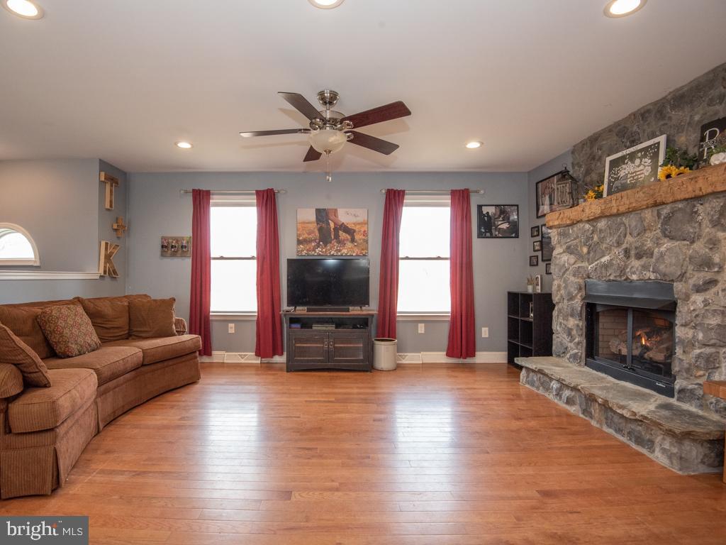 5900 Street Road Kirkwood, PA 17536 - Photo 7 of 49 Living Room