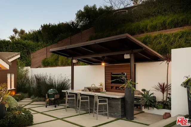 a view of an outdoor sitting area with furniture