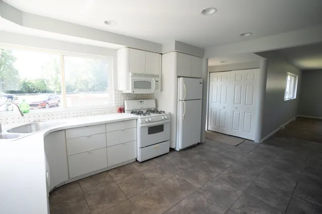 $189,900 | 3066 West Huron Street, Waterford, MI 48328