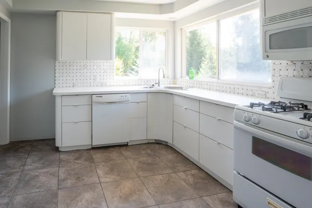 $189,900 | 3066 West Huron Street, Waterford, MI 48328