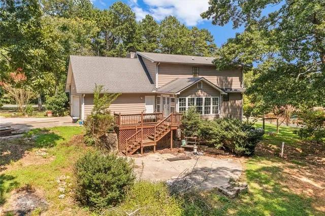 a view of a house with a yard