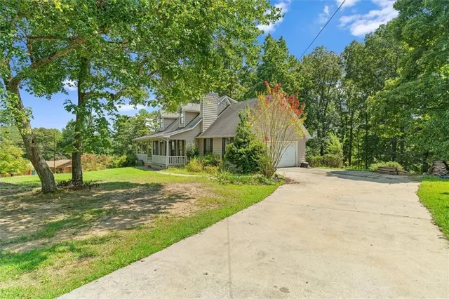 a view of a house with a yard