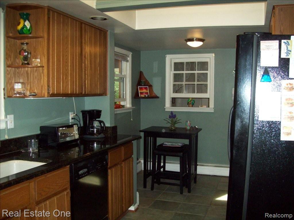 3170 East Maple Road Milford, MI 48381 - Photo 7 of 21 eating area in kitchen