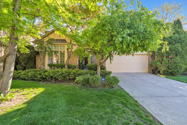 $559,900 | 30 Turnberry Lane, Dearborn, MI 48120