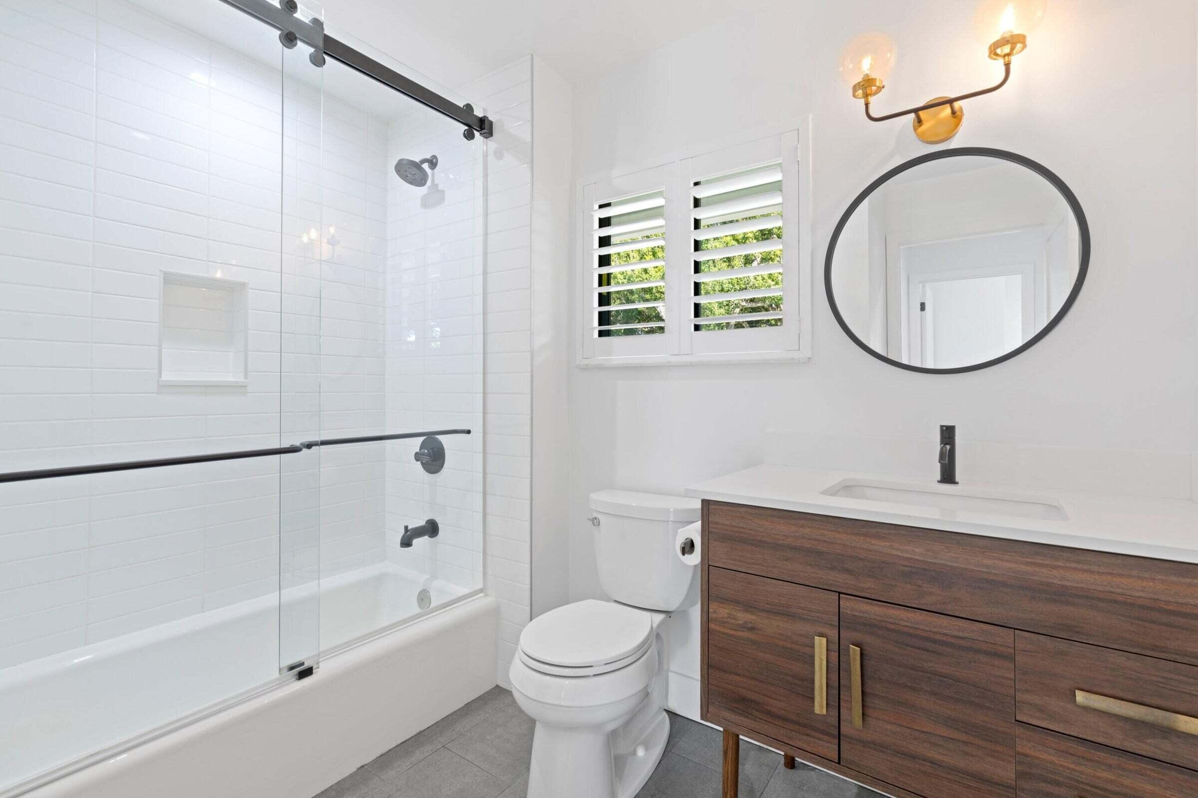 2310 Northeast 49th Street Lighthouse Point, FL 33064 - Photo 17 of 23 #2 Bathroom