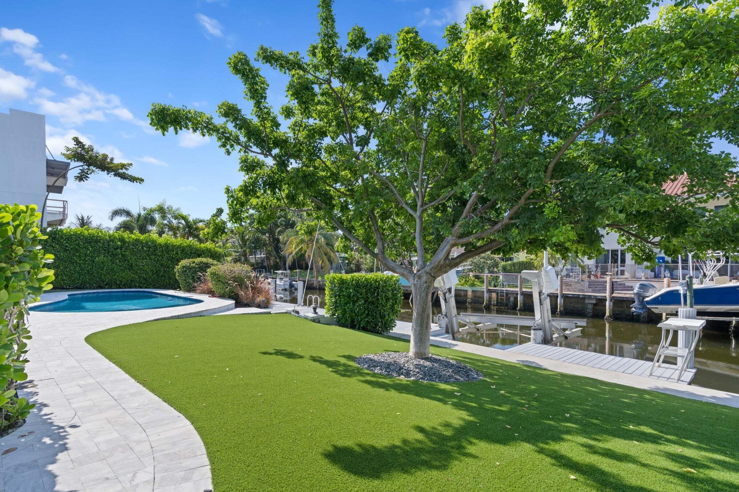 2310 Northeast 49th Street Lighthouse Point, FL 33064 - Photo 5 of 23 Backyard