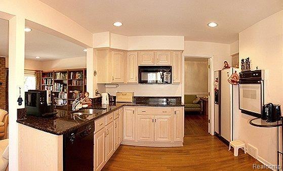 1109 Yorkshire Road Birmingham, MI 48009 - Photo 5 of 16 Kitchen