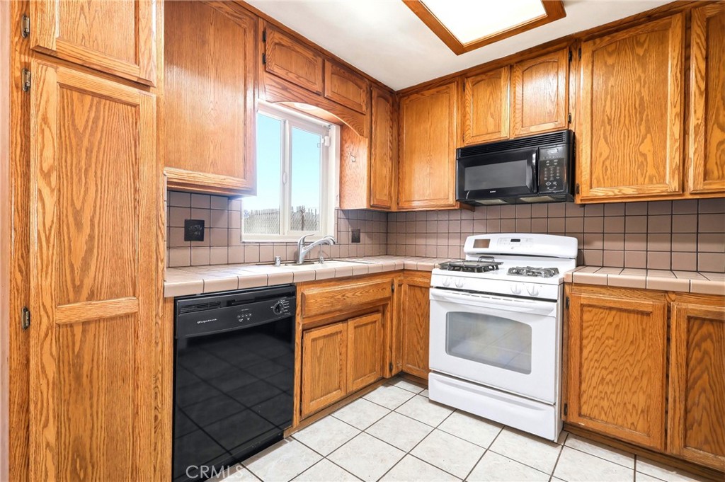 7008 Summit Valley Road Hesperia, CA 92345 - Photo 13 of 48