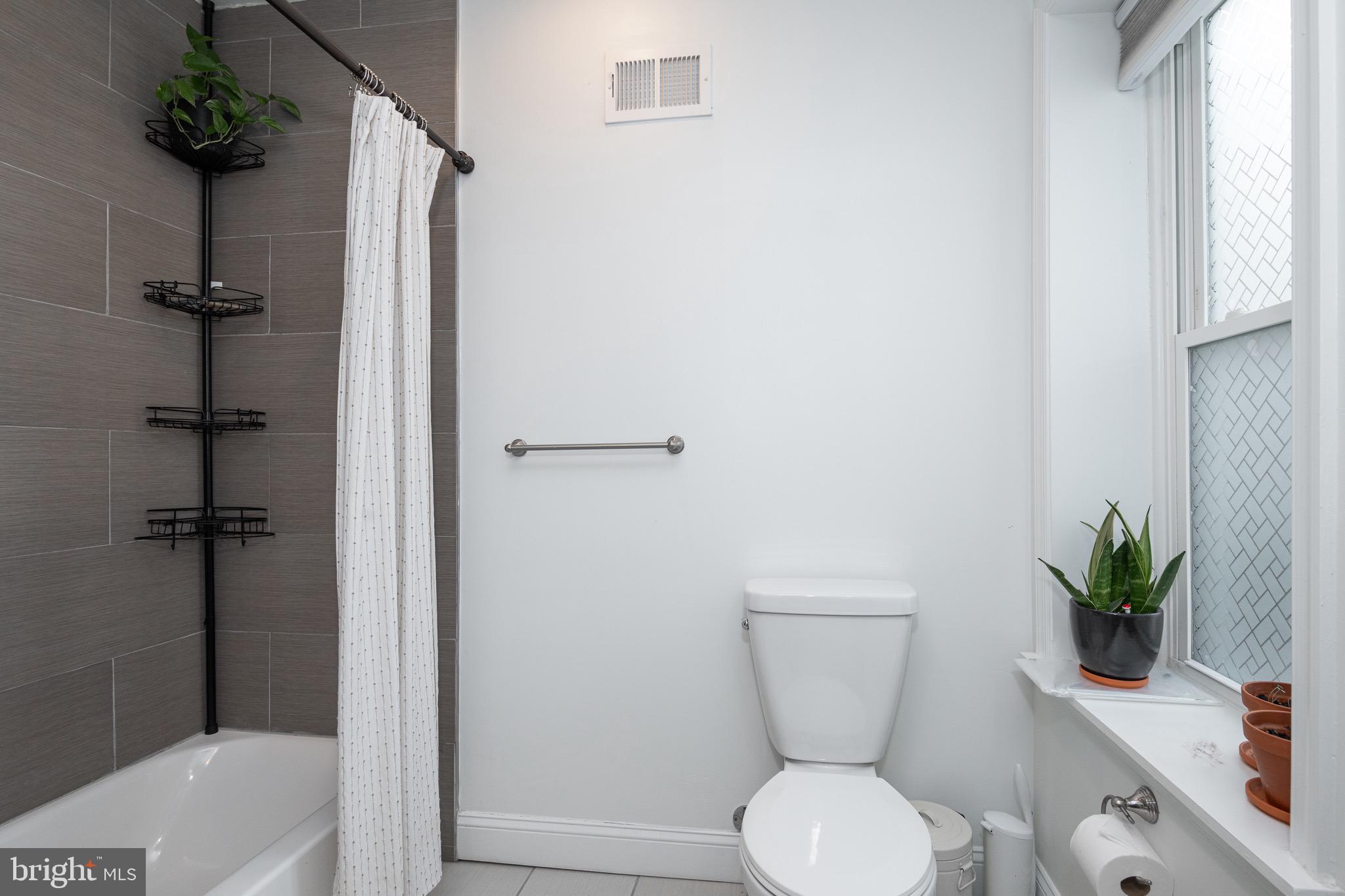 1929 Ellsworth Street Philadelphia, PA 19146 - Photo 19 of 46 2nd floor full bath