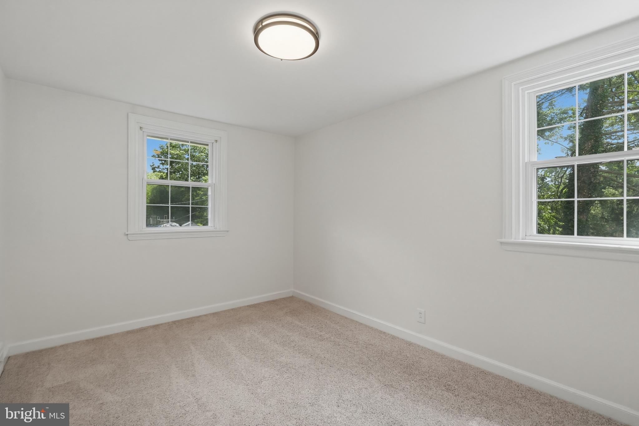 800 Pleasant Hill Road Wallingford, PA 19086 - Photo 29 of 34 an empty room with a window