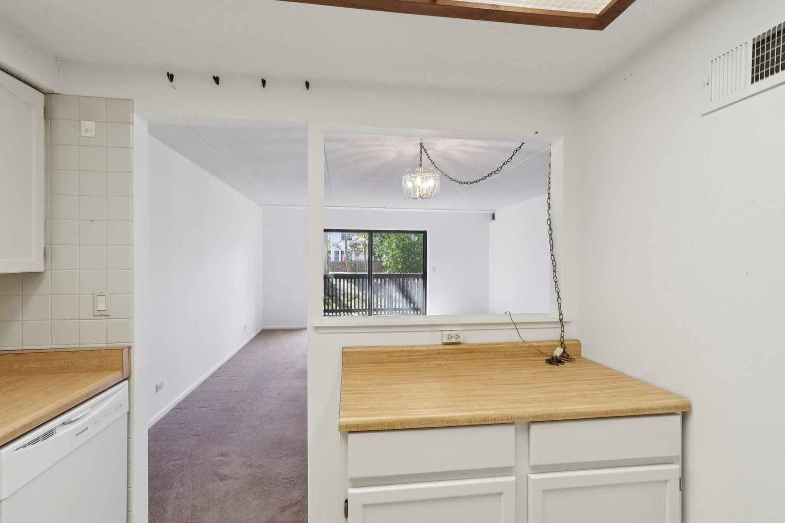 920 Vose Drive, Unit 106 Gurnee, IL 60031 - Photo 14 of 39 a bathroom with a sink and a window