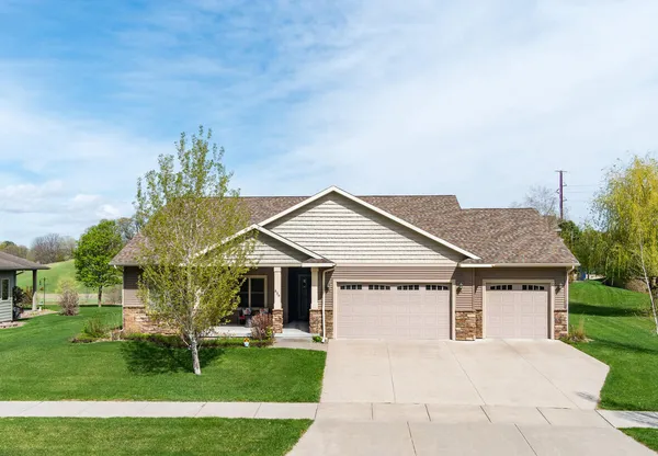 $550,000 | 839 Rolling Oaks Drive, Onalaska, WI 54650
