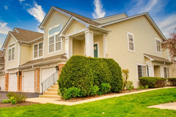 $2,450 | 1160 Hawthorne Lane, Unit 1160, Elk Grove Village, IL 60007