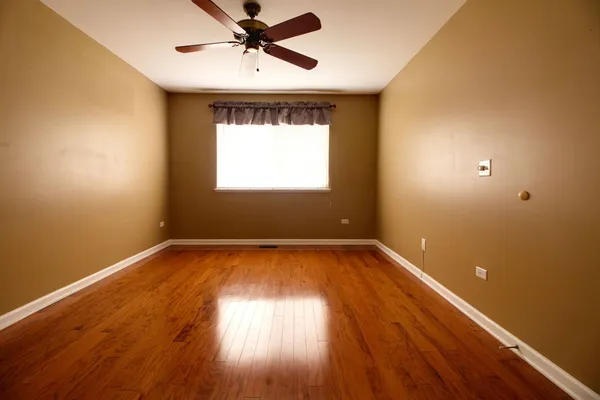 $2,450 | 1160 Hawthorne Lane, Unit 1160, Elk Grove Village, IL 60007