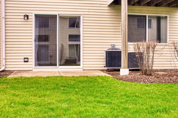 $2,450 | 1160 Hawthorne Lane, Unit 1160, Elk Grove Village, IL 60007
