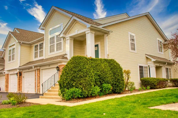 $2,450 | 1160 Hawthorne Lane, Unit 1160, Elk Grove Village, IL 60007
