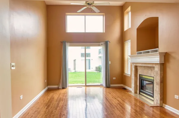 $2,450 | 1160 Hawthorne Lane, Unit 1160, Elk Grove Village, IL 60007