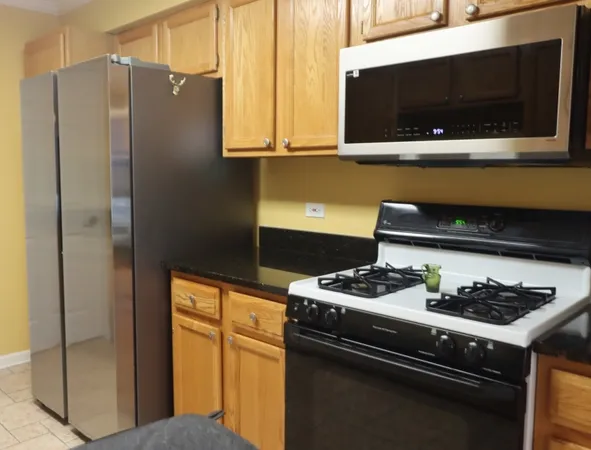 $2,450 | 1160 Hawthorne Lane, Unit 1160, Elk Grove Village, IL 60007