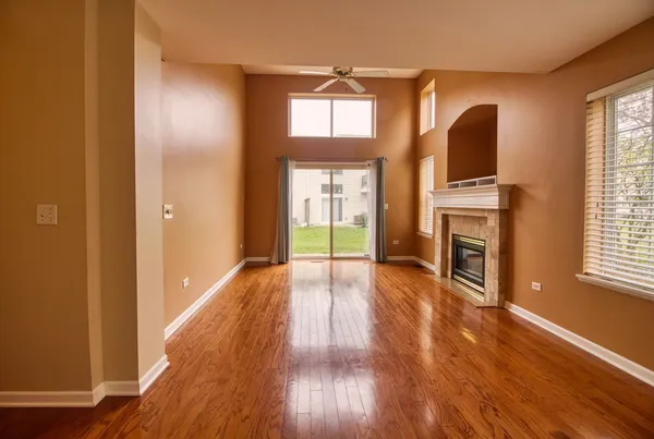 $2,450 | 1160 Hawthorne Lane, Unit 1160, Elk Grove Village, IL 60007