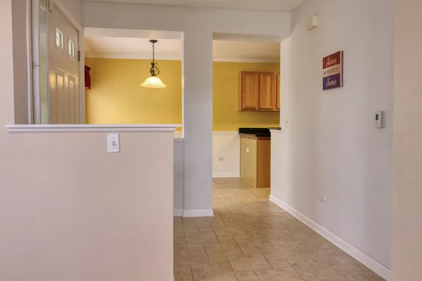 $2,450 | 1160 Hawthorne Lane, Unit 1160, Elk Grove Village, IL 60007