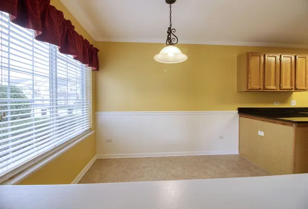 $2,450 | 1160 Hawthorne Lane, Unit 1160, Elk Grove Village, IL 60007