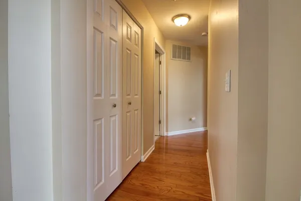 $2,450 | 1160 Hawthorne Lane, Unit 1160, Elk Grove Village, IL 60007