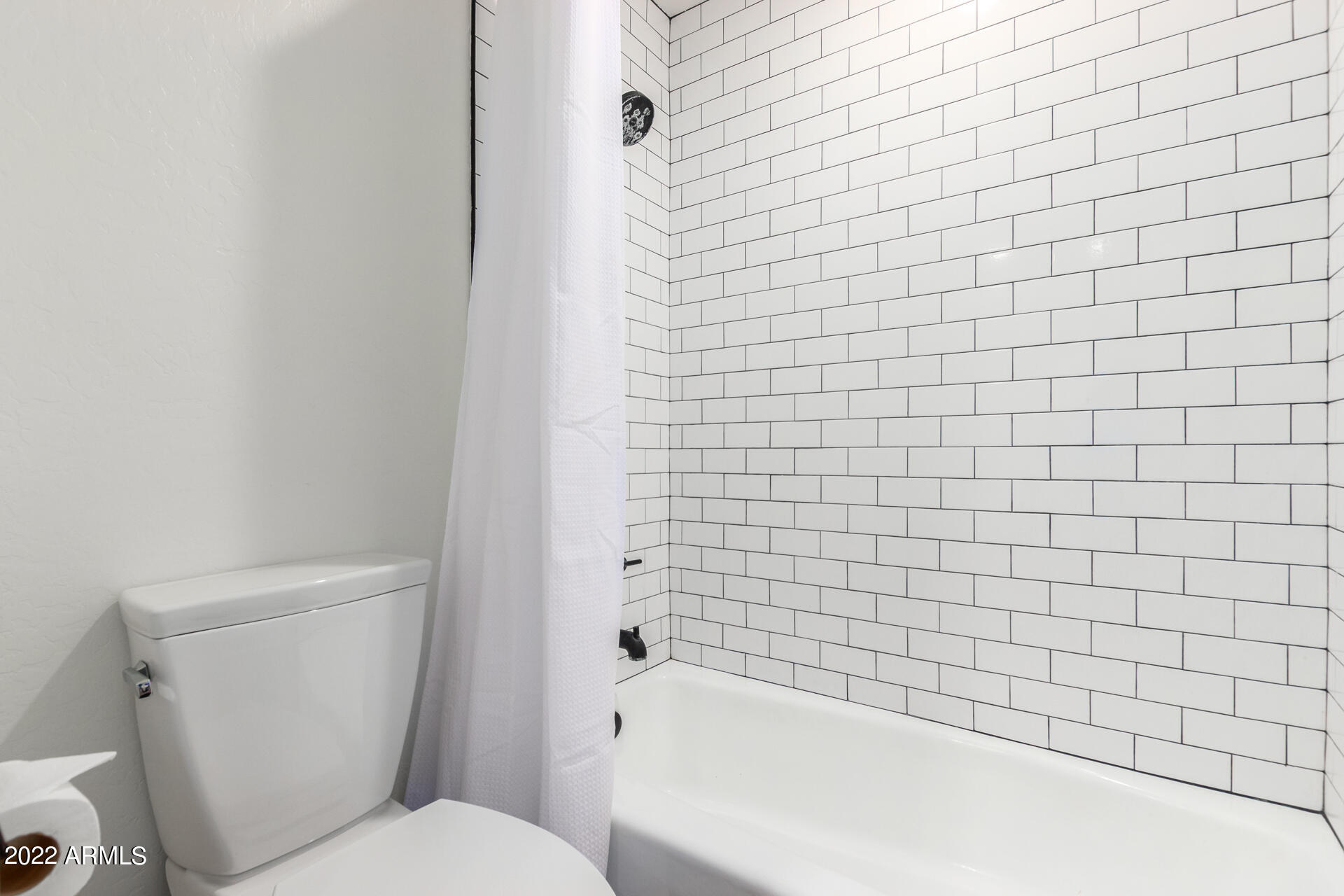 4584 East Reins Road Gilbert, AZ 85297 - Photo 26 of 80 a bathroom with a bathtub and toilet