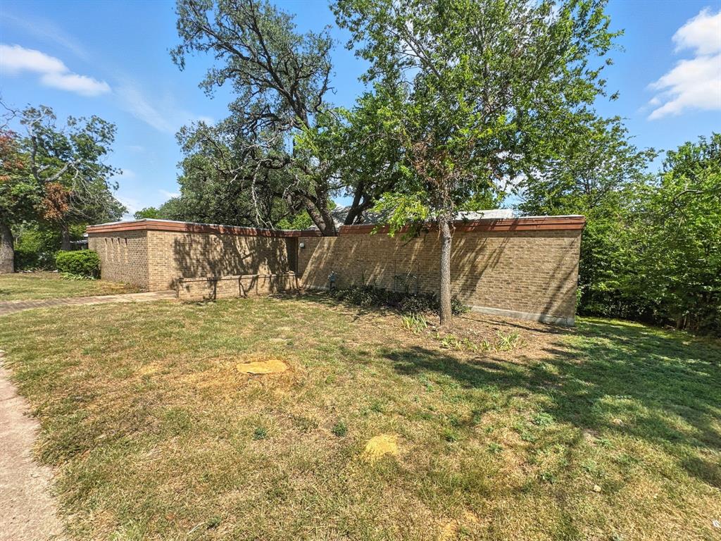 601 East Henry Street Hamilton, TX 76531 - Photo 2 of 40 a backyard of a house with lots of green space
