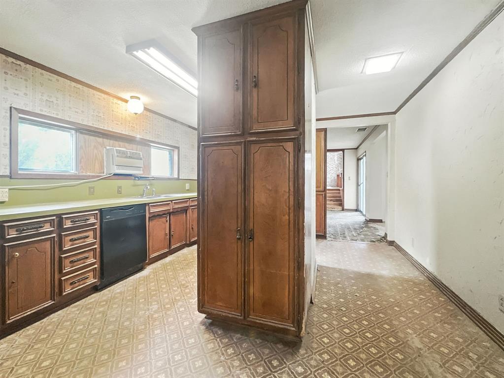 601 East Henry Street Hamilton, TX 76531 - Photo 23 of 40 a view of a kitchen with a sink