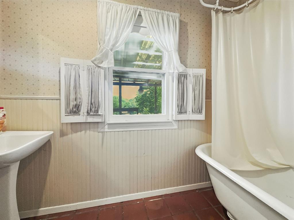 601 East Henry Street Hamilton, TX 76531 - Photo 27 of 40 a bathroom with a sink a toilet and a window