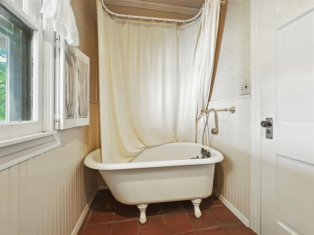 601 East Henry Street Hamilton, TX 76531 - Photo 28 of 40 a bathroom with a bathtub and window