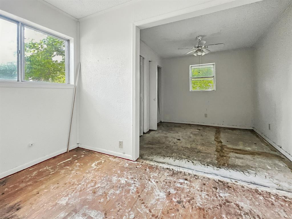 601 East Henry Street Hamilton, TX 76531 - Photo 30 of 40 an empty room with a window