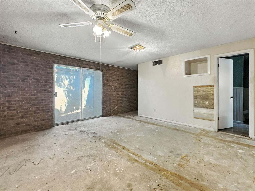 601 East Henry Street Hamilton, TX 76531 - Photo 32 of 40 an empty room with fan and windows