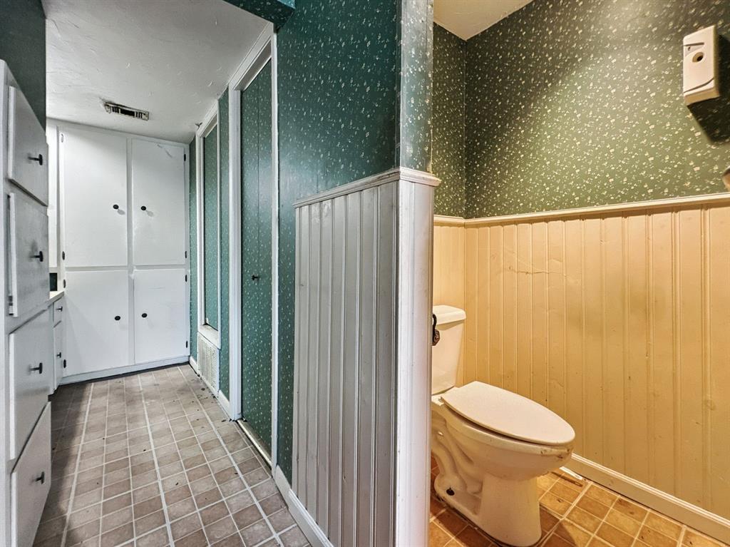 601 East Henry Street Hamilton, TX 76531 - Photo 35 of 40 a bathroom with a toilet and a shower