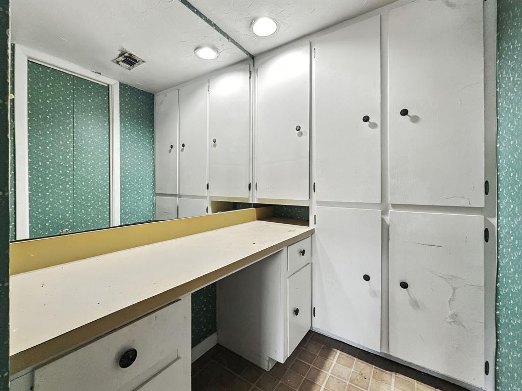 601 East Henry Street Hamilton, TX 76531 - Photo 36 of 40 a room with closet