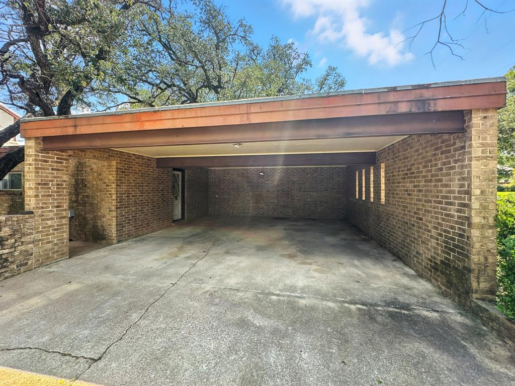 601 East Henry Street Hamilton, TX 76531 - Photo 4 of 40 a view of a garage